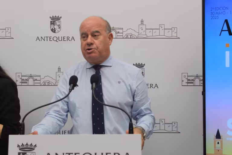 El Alcalde se muestra a favor del retén de bomberos, siempre y cuando no lo pague Antequera