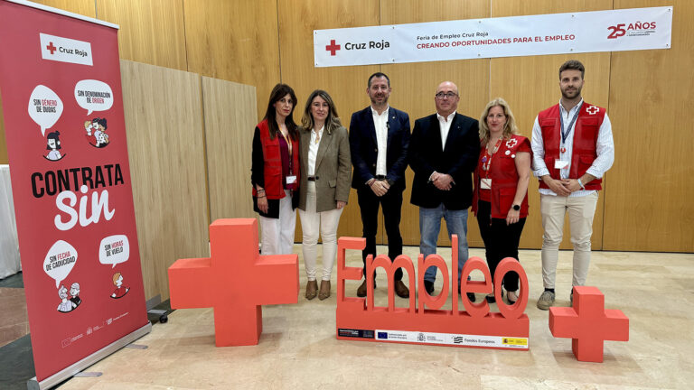 Alrededor de 250 personas participan en la II Feria de Empleo organizada por Cruz Roja en Antequera