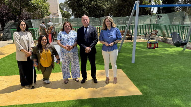 Los Llanos de Antequera ya cuentan con un parque infantil renovado tras una inversión de más de 42.000 euros