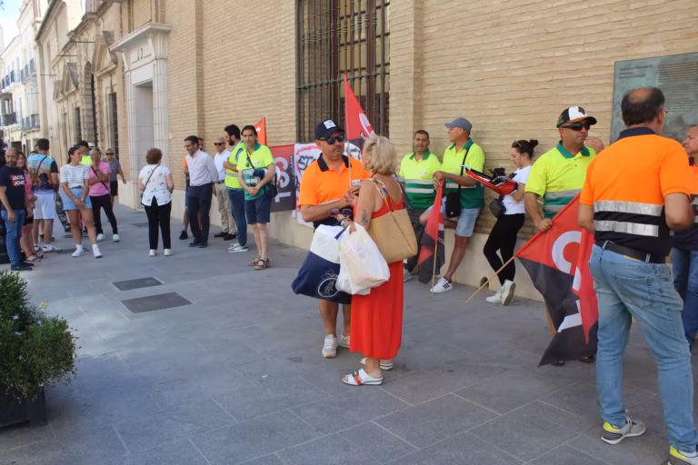 Continúa la huelga de la plantilla de la UTE Envases Ligeros con acampadas en Diputación y concentraciones en Antequera