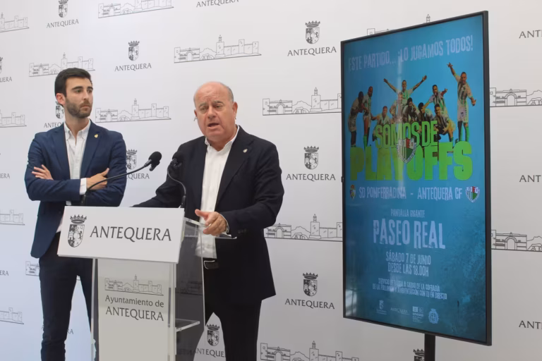 Instalan una pantalla gigante en el Paseo Real para ver el partido de vuelta del playoff del Antequera CF