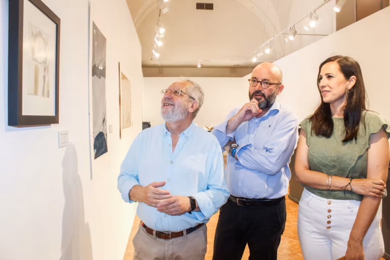 Inaugurada la muestra ‘El Tiempo en Papel’, una propuesta formada por documentación de carácter familiar que alberga el Archivo Histórico Municipal de Antequera
