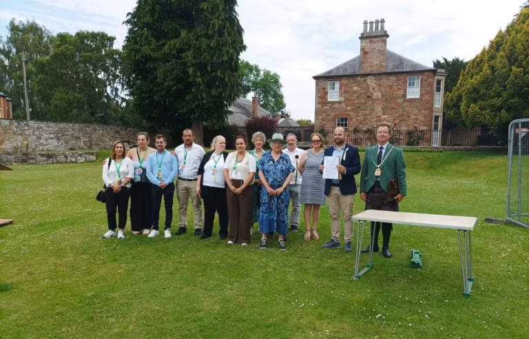 Teba y Melrose consolidan su vínculo histórico bajo un hermanamiento oficial