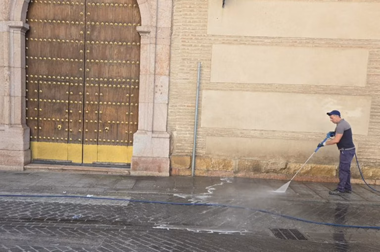 Aguas del Torcal incorporará 6 operarios de limpieza y recogida de residuos y 3 albañiles