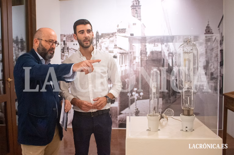 El Ayuntamiento de Antequera realiza un recorrido por la historia de la electricidad en la ciudad con la exposición ‘La Luz de Antequera’