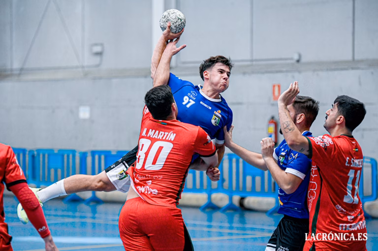 El Sano Antequera BM Torcal se estrena en liga con un valioso empate ante el Ciudad de Granada (29-29)