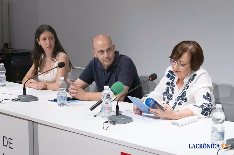 La archidonesa Loly Santana presenta ‘Historias de Mesa Camilla’, una novela sobre la vida de las mujeres en la posguerra española