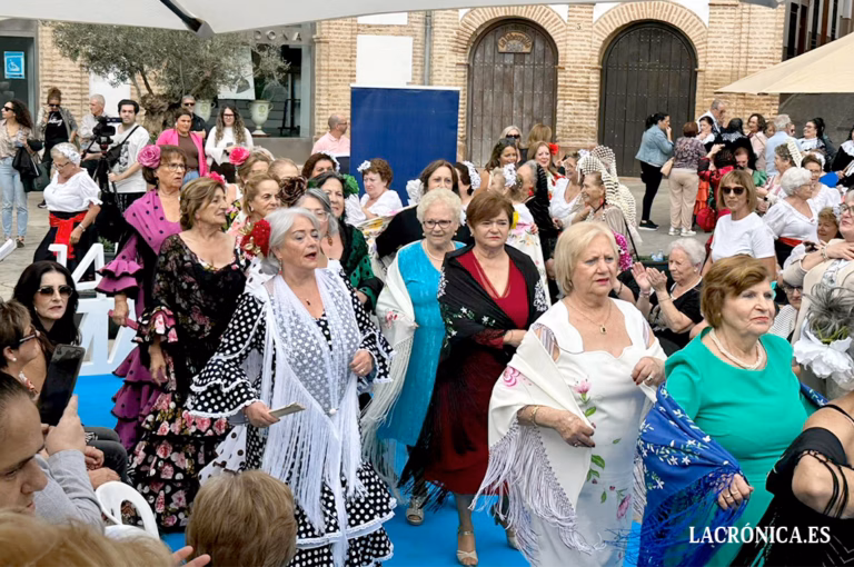Archidona cierra la cuarta edición del programa de Diputación ‘Mayores de la Costura’ con un desfile en la Plaza Ochavada