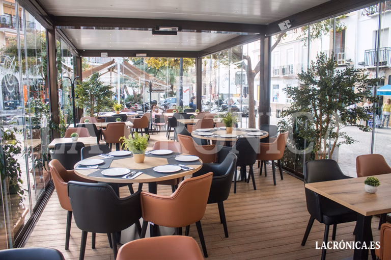 Mesón Casa Carlos inicia una nueva etapa con la instalación de una gran pérgola bioclimatizada que mejora sus instalaciones