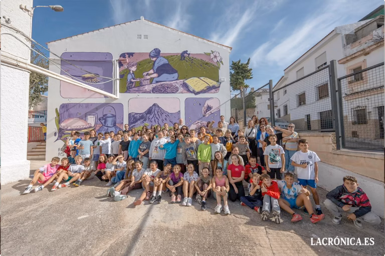 Villanueva del Rosario rinde homenaje a la mujer rural con la inauguración de un mural en el CEIP Velasco y Merino