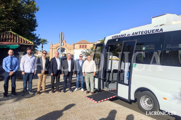 El Ayuntamiento de Antequera presenta un nuevo autobús urbano para mejorar la movilidad en los barrios