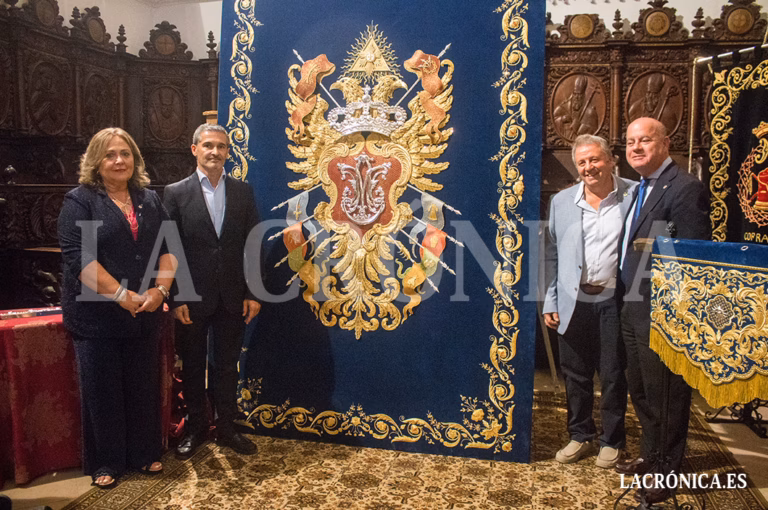 El bordador Sebastián Marchante da vida al nuevo techo de palio de la Virgen del Mayor Dolor de Antequera