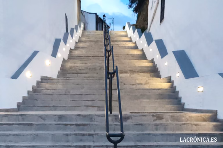 El Ayuntamiento de Cuevas Bajas culmina la remodelación de las escaleras que unen La Caleta con la calle Real