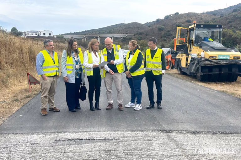 Casabermeja renueva el firme de su carretera de acceso con una inversión de 196.000 euros de la Diputación Provincial