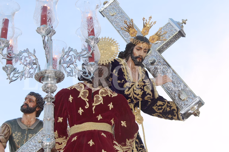 Antequera se rinde al Nazareno del Socorro en la procesión extraordinaria por sus 300 años