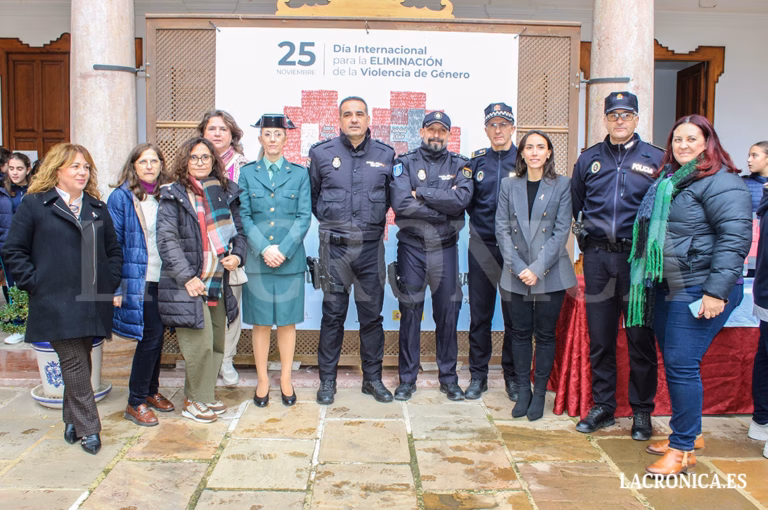 Antequera reafirma su compromiso contra la violencia de género con un emotivo acto institucional por el 25N