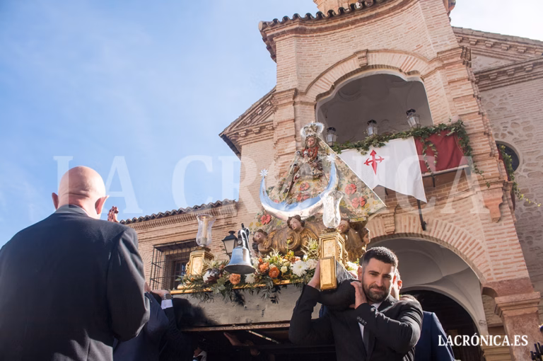 La Virgen de la Salud procesionó el domingo 9 por las calles de su barrio acompañada de cientos de fieles y devotos