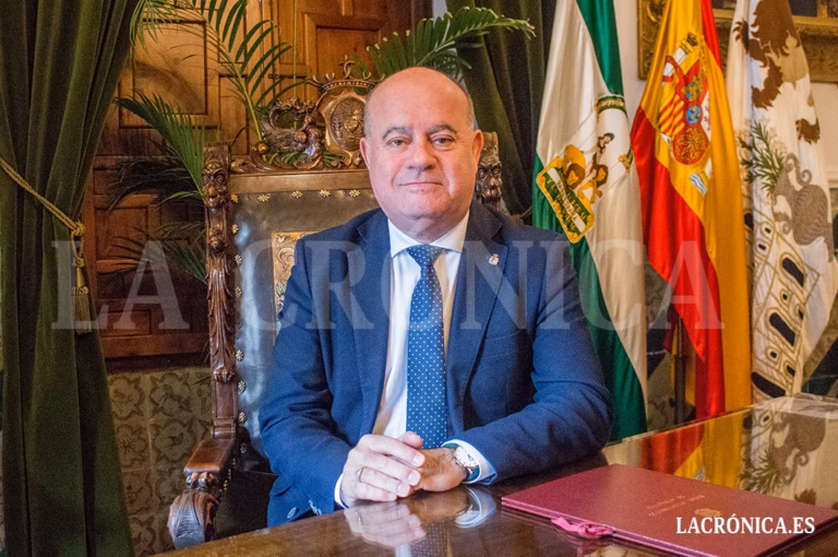 ENTREVISTA a Manolo Barón: “Para 2026 deseo que sigamos liderando desde la planificación, la responsabilidad y el trabajo serio, lejos de la improvisación. Antequera tiene un proyecto claro con un magnífico presente y un todavía mejor futuro”