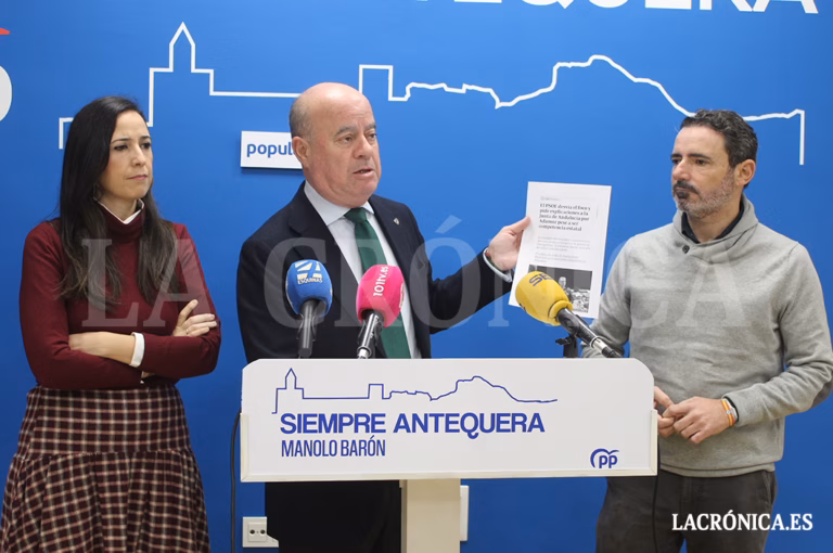 El alcalde de Antequera destaca el comportamiento de los dirigentes populares y critica la reacción del PSOE andaluz ante la gestión de la tragedia ferroviaria