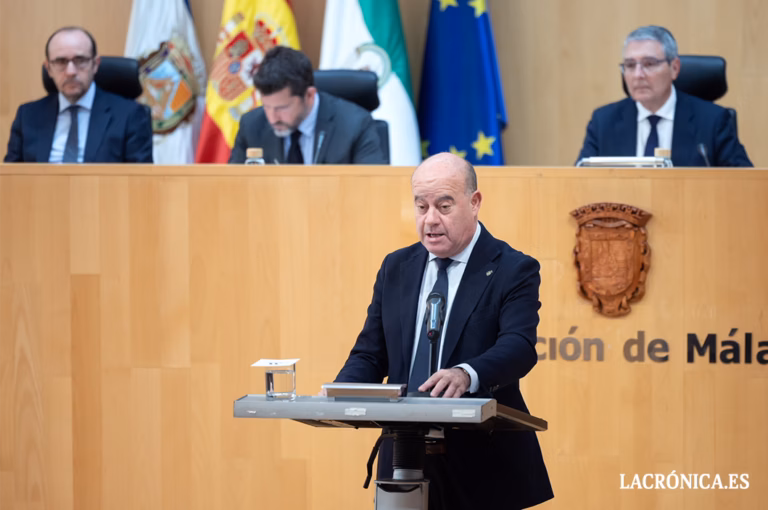 El alcalde de Antequera expone su postura sobre la adecuación de espacios para los exámenes de conducir en la Tribuna de Alcaldes de la Diputación