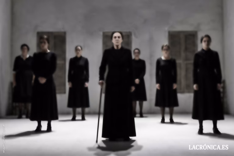 Mollina revive el drama lorquiano con la representación de ‘¡Bernaaardaa!, La casa de Bernarda Alba’