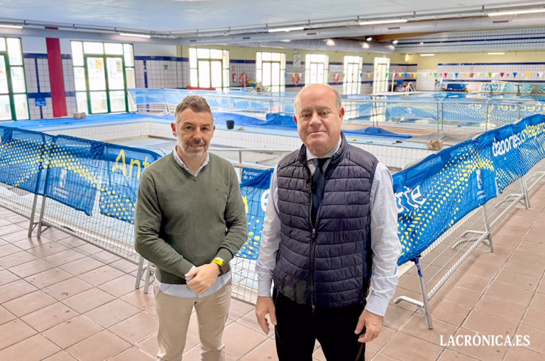 La piscina municipal cubierta de Antequera ultima su puesta a punto de cara al inicio de temporada deportiva de 2026