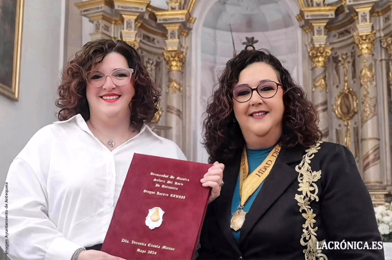 La Hermandad del Rocío de Antequera entrega las pastas a su pregonera, Verónica Cuesta Mérida