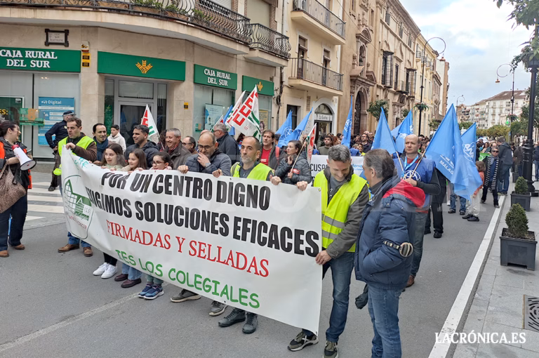 Antequera se manifiesta para “exigir soluciones” para los problemas en el centro del IES Los Colegiales