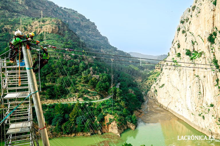 El Caminito del Rey avanza en la instalación del puente colgante más largo de España