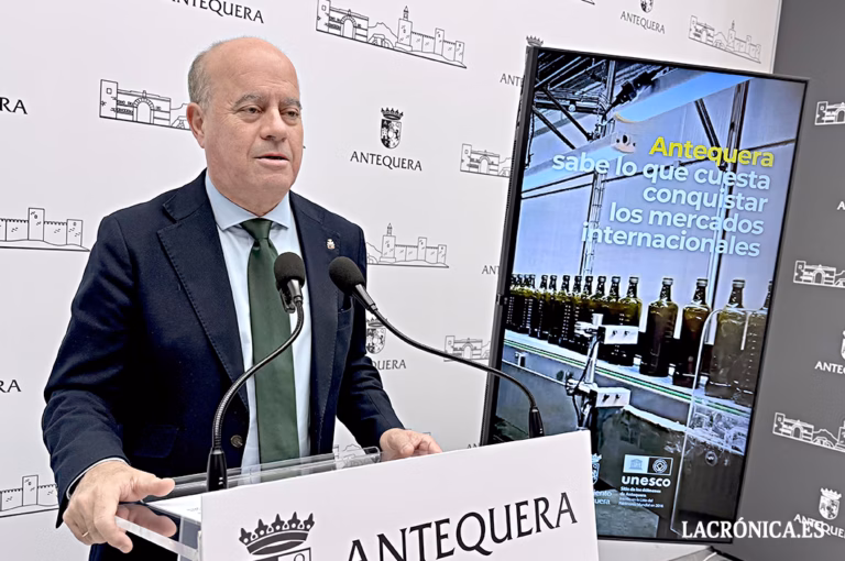 El alcalde, Manolo Barón, denuncia “la pasividad del Gobierno ante las amenazas comerciales que vuelven a poner en riesgo al campo andaluz”