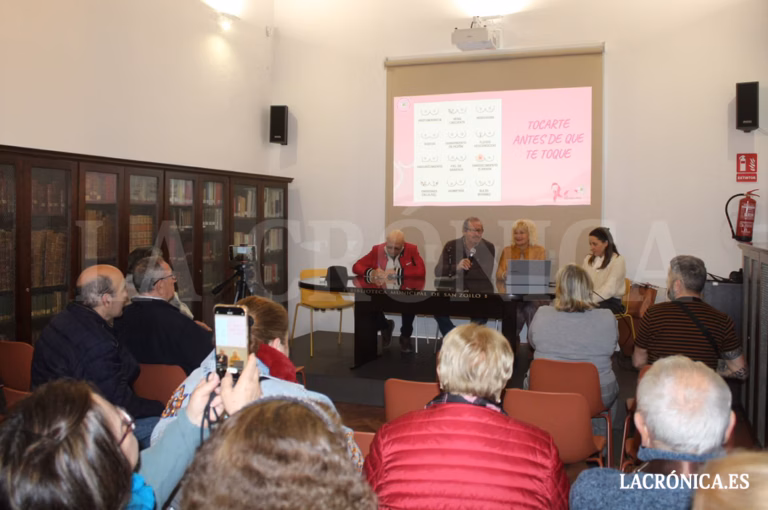 La Plataforma Sanitaria Norte de Málaga reúne a colectivos de Antequera en un encuentro sobre la situación de la sanidad pública