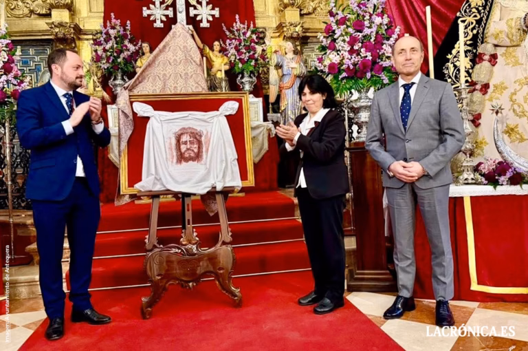 La Cofradía del Socorro presenta su Paño de la Verónica de la Semana Santa 2026 y estrena la marcha “Socorro, bendice Antequera”