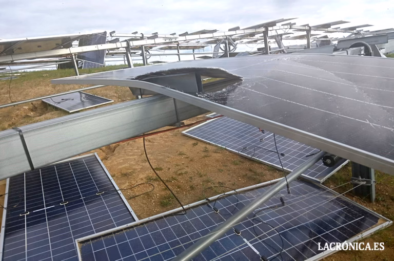 Preocupación ambiental tras la destrucción de miles de placas solares en la cabecera de los pantanos que abastecen a Málaga