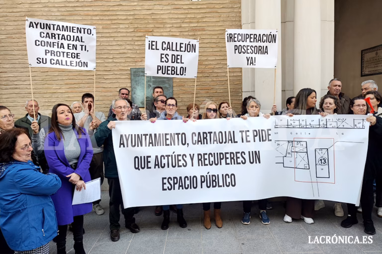 Vecinos de Cartaojal se concentran ante el Ayuntamiento de Antequera para reclamar la reapertura de un callejón «de uso público»