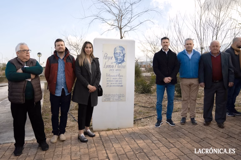 Villanueva del Rosario amplía el homenaje a la figura del poeta-cabrero Lorenzo Molina con nuevos monolitos en el parque que lleva su nombre