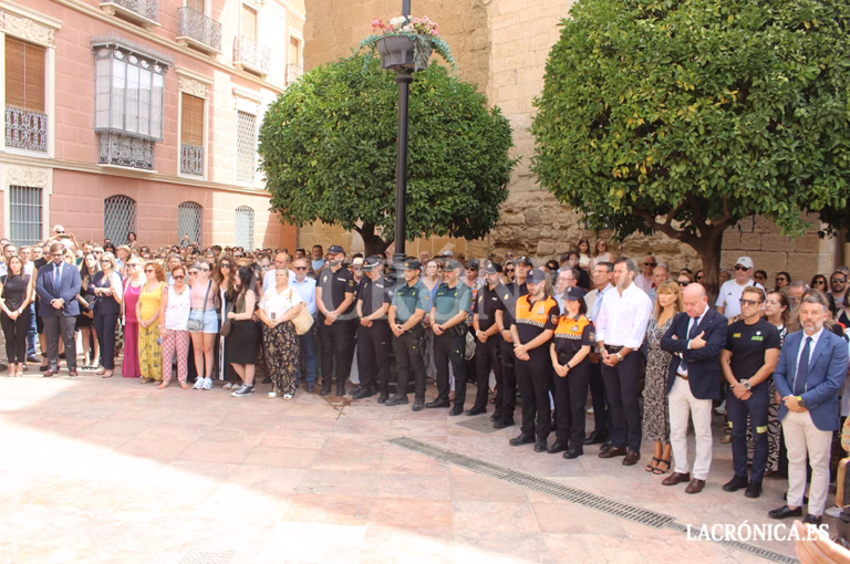 Antequera guarda un emotivo minuto de silencio por María en una concentración de repulsa contra la violencia machista