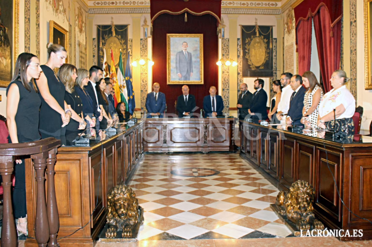 El Pleno extraordinario del Ayuntamiento de Antequera condena de forma unánime el asesinato machista de María