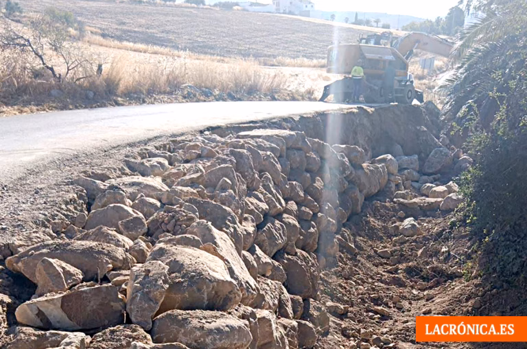 El camino de Fuente Pareja de Villanueva de la Concepción permanecerá cortado dos días por las obras de reparación del cauce del Nacimiento