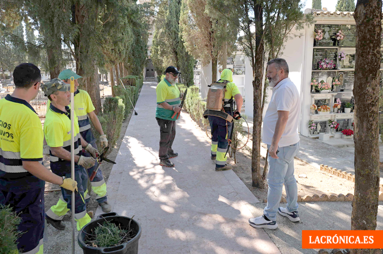 Archidona acondiciona el cementerio municipal ante la llegada de Todos los Santos