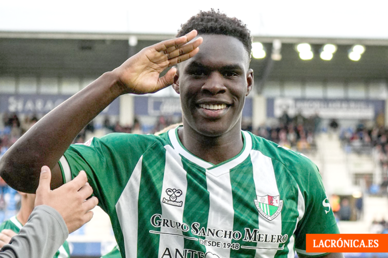 Destiny desde el punto de penalti da al Antequera CF un punto de mucho valor en la visita a Huesca (1-1)