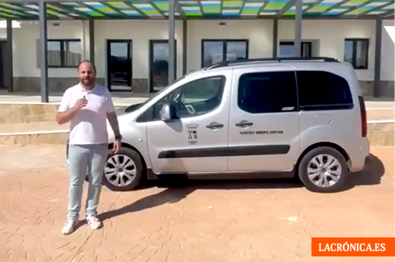 Teba amplía a cinco días semanales los talleres de la memoria y estrena transporte municipal adaptado para mayores