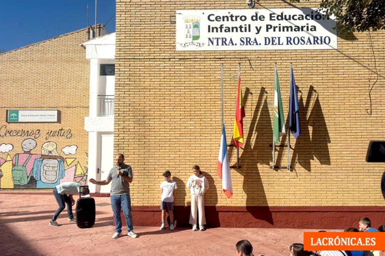 Teba celebra su primer día oficial con el estreno de su bandera y el reconocimiento a vecinos destacados