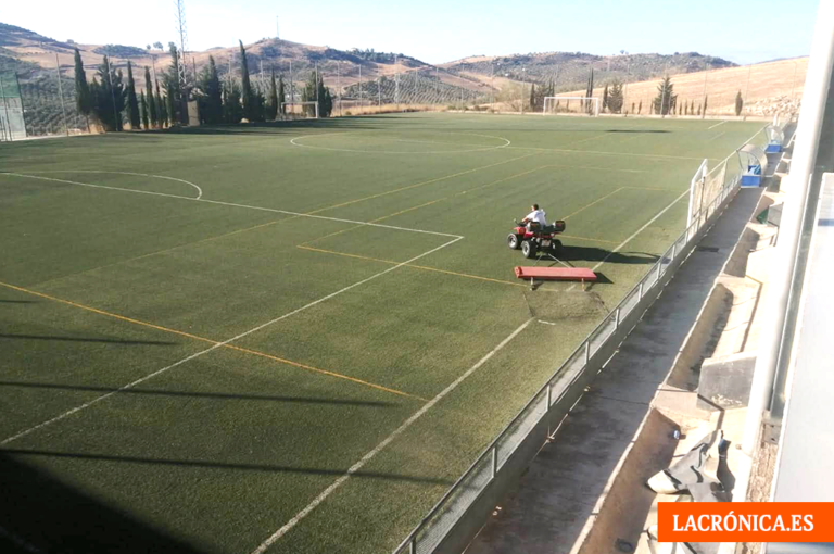 Valle de Abdalajís renueva la iluminación del campo de fútbol y pone a punto sus instalaciones deportivas